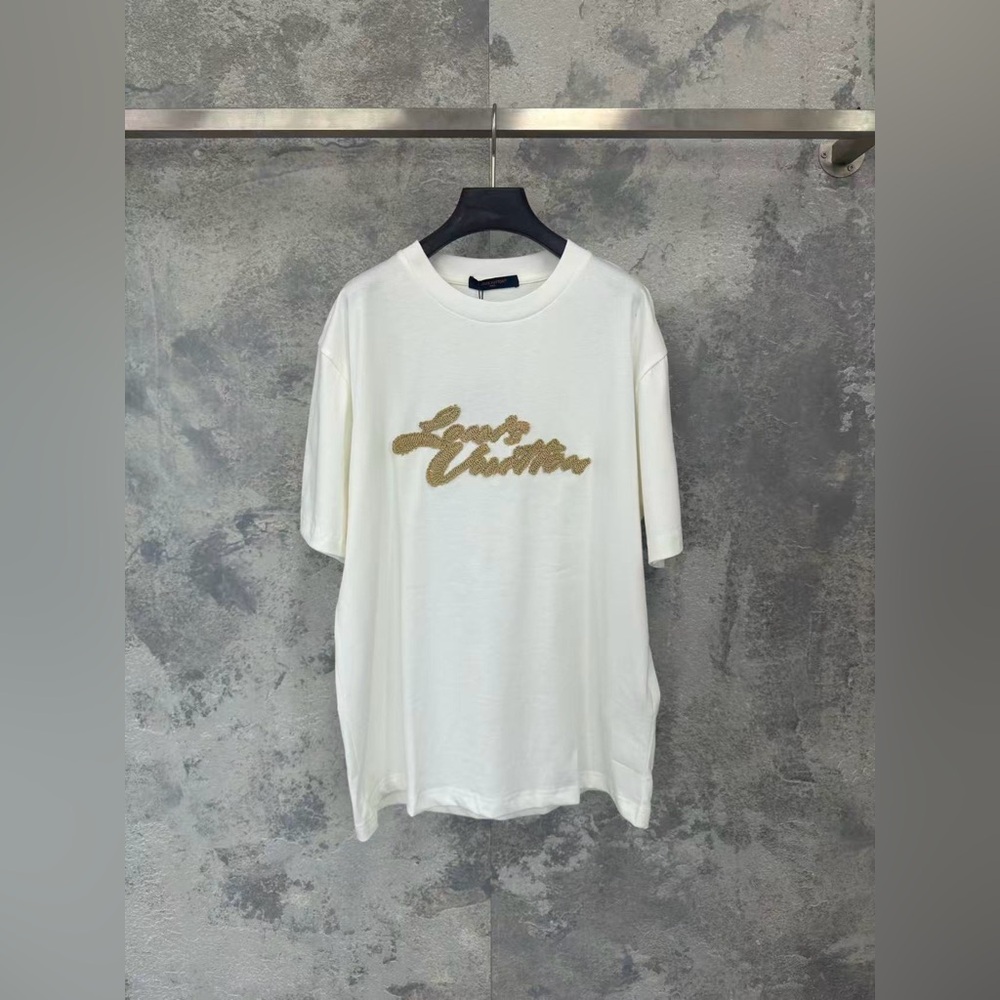 LOUIS VUITTON EMBROIDERED SIGNATURE T-SHIRT !!!

Code. 1AHW89